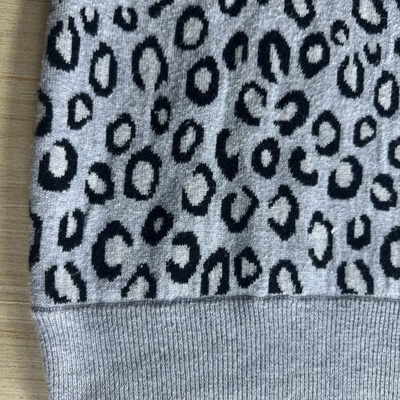 Old Navy Gray Leopard Print Sweater XS Women’s Long Sleeve Crewneck Knit Top - Picture 3 of 9